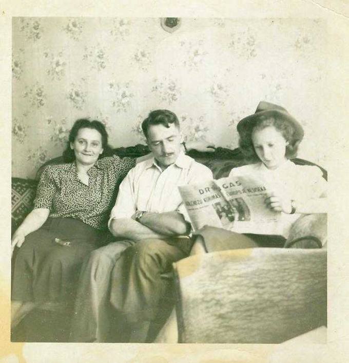 Rašytojas Marius Katiliškis su seserimi Jadvyga ir seserėčia Dalia